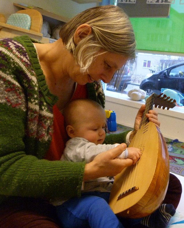 photo, Finne makes contact with the small lute