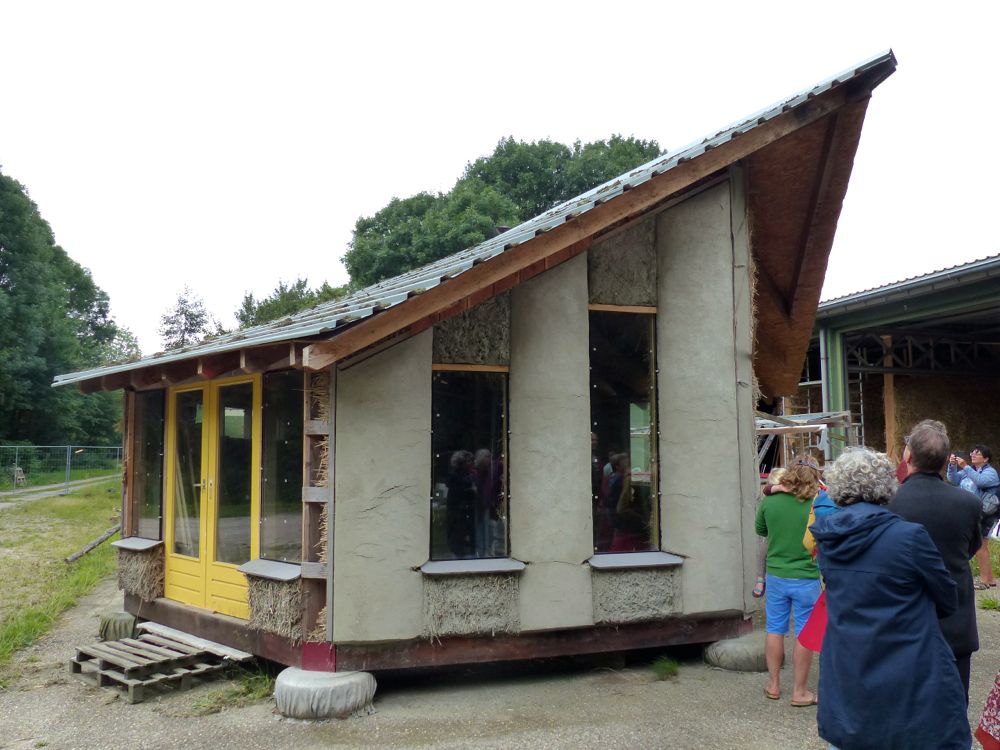 zelfgebouwd huis van stro en leem, foto 4 ecodorp Bergen 7 augustus 2016